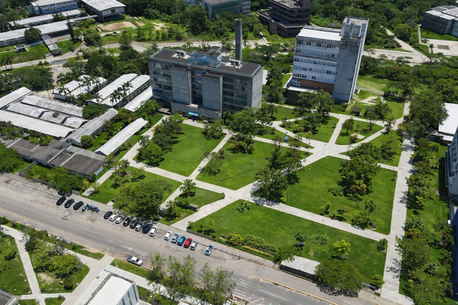 Vista aérea do campus da UFSC em Florianópolis, com edifícios e áreas verdes em dia ensolarado