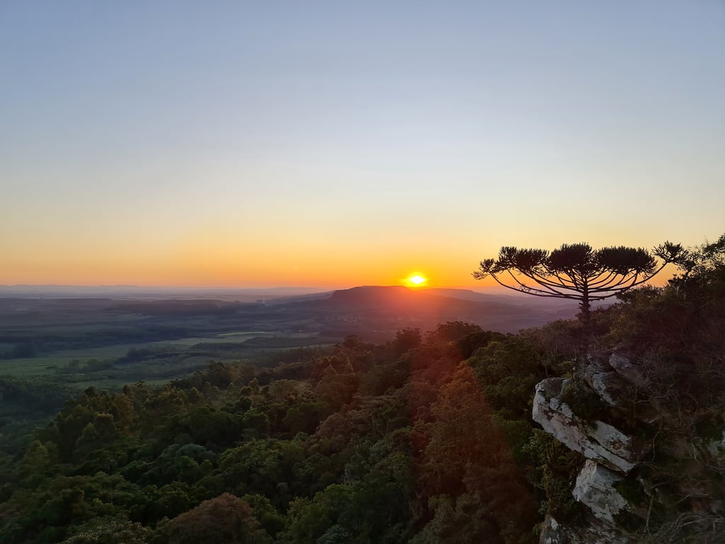 Vista do Vale do Taquari, com morros verdes e horizonte ao entardecer