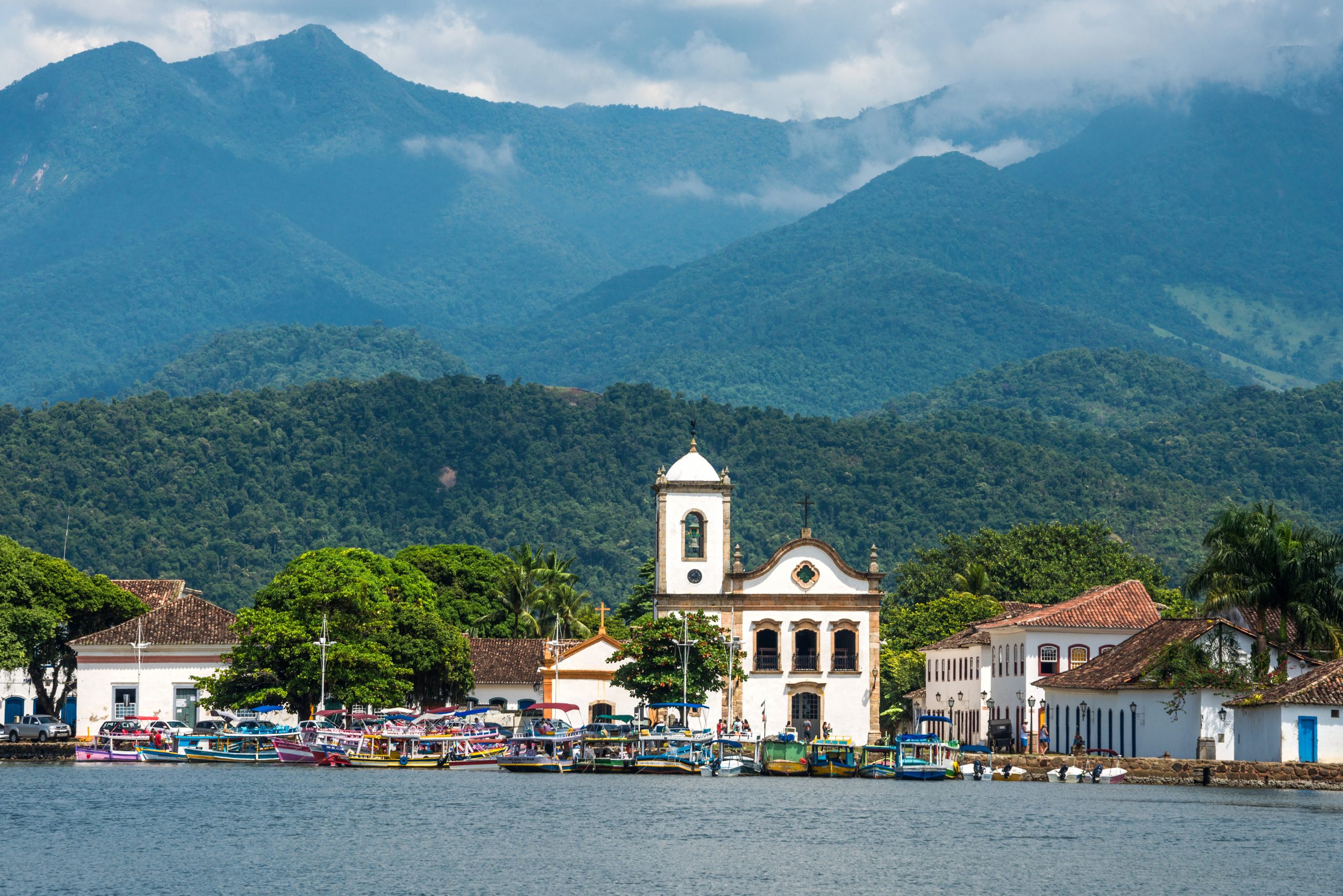 Vista aérea de Paraty, com o Centro Histórico, a baía e a Mata Atlântica ao fundo
