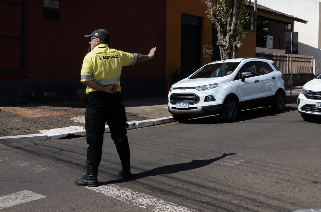 Agente de trânsito em operação (imagem ilustrativa)