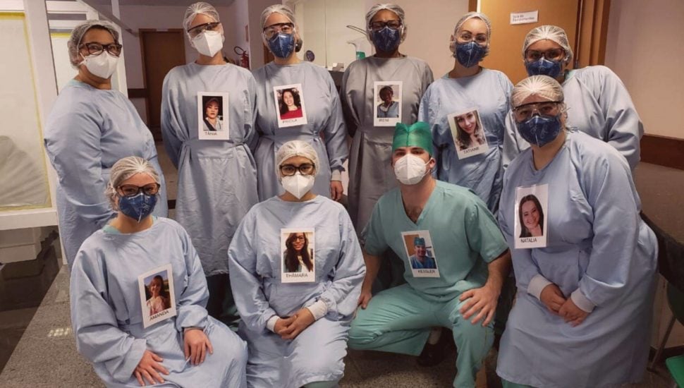 Equipe multiprofissional de saúde em ambiente hospitalar