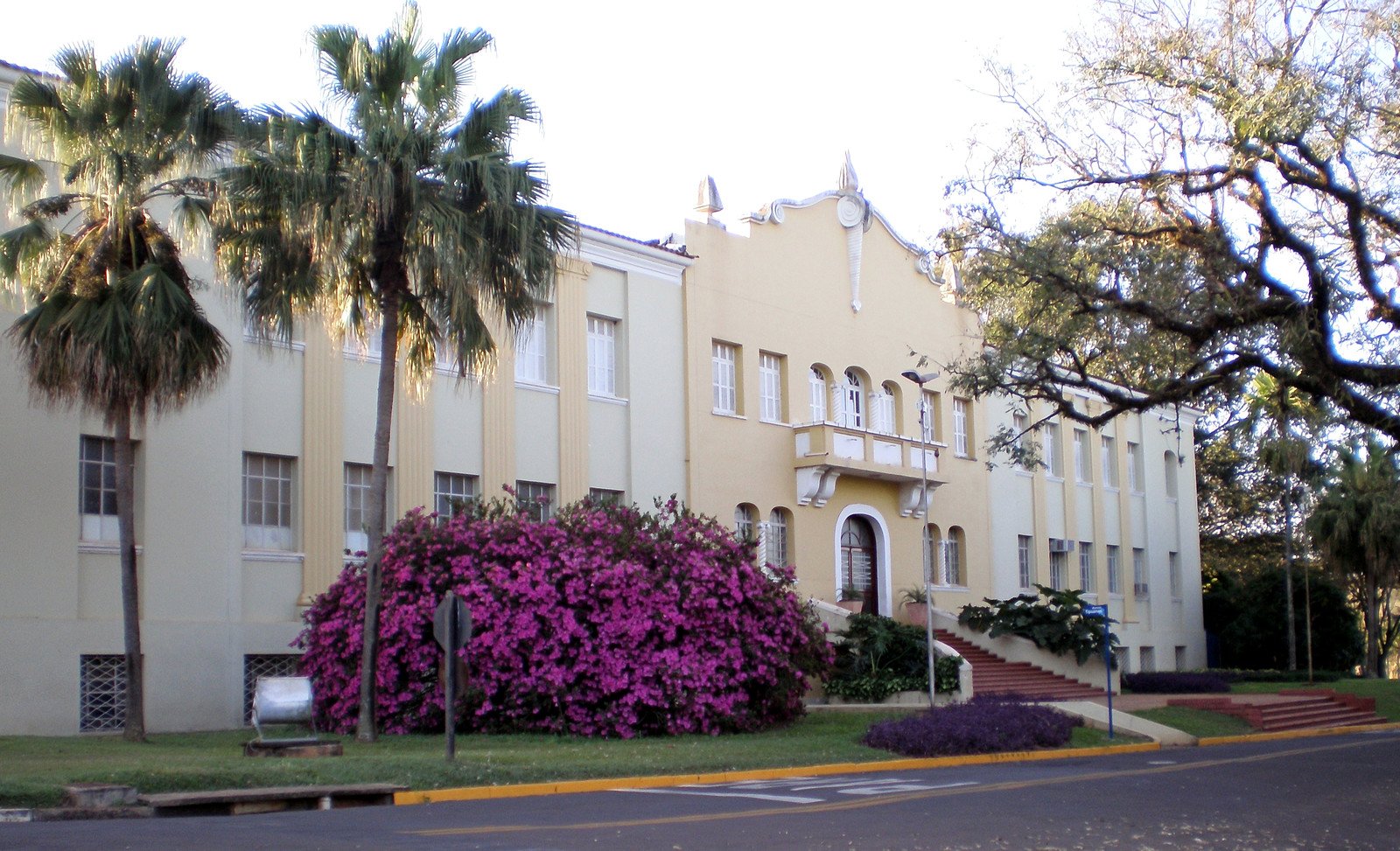 Fachada da FCAV/UNESP em Jaboticabal, com áreas verdes ao redor