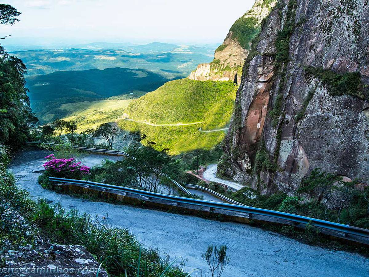 Serra do Corvo Branco em Grão-Pará SC, com estrada sinuosa e montanhas ao fundo