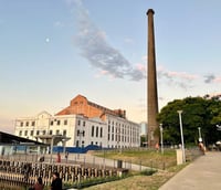 Centro de Porto Alegre ao entardecer, com movimento na orla do Guaíba.
