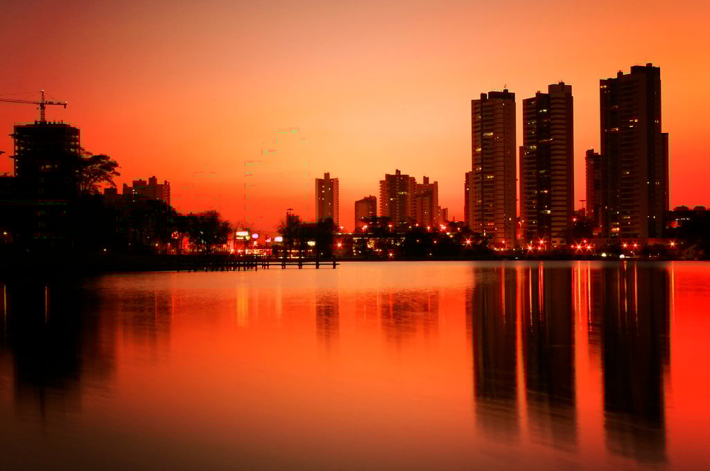 Parque das Nações Indígenas ao entardecer, com skyline de Campo Grande ao fundo