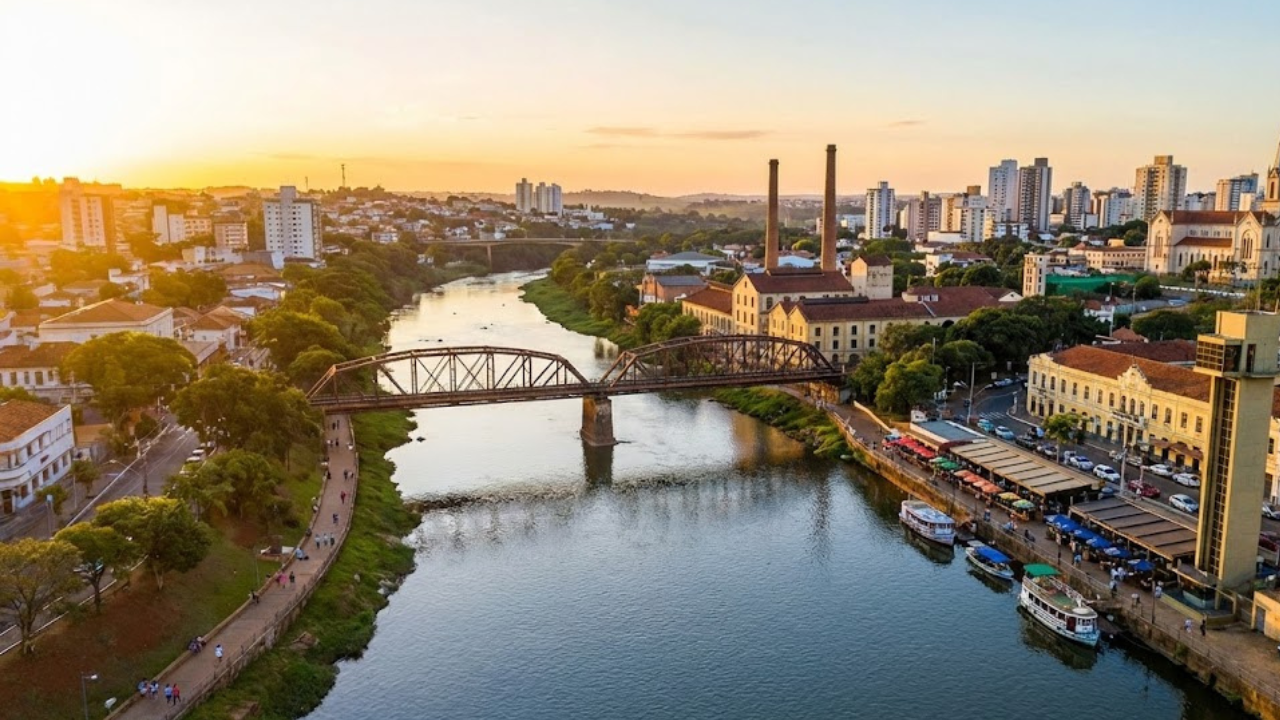 Paisagem urbana do interior de São Paulo ao entardecer