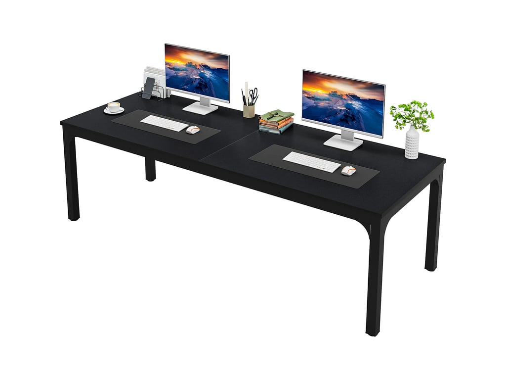 Ambiente de informática educacional, sem pessoas, com computadores organizados