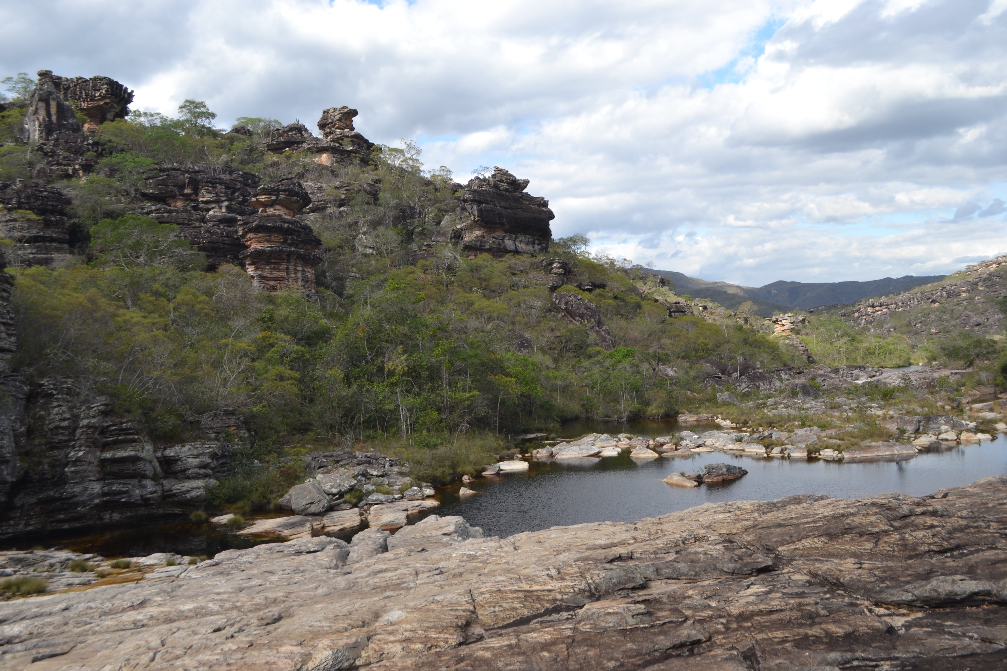 Paisagem do Vale do Jequitinhonha com morros e rio ao fundo