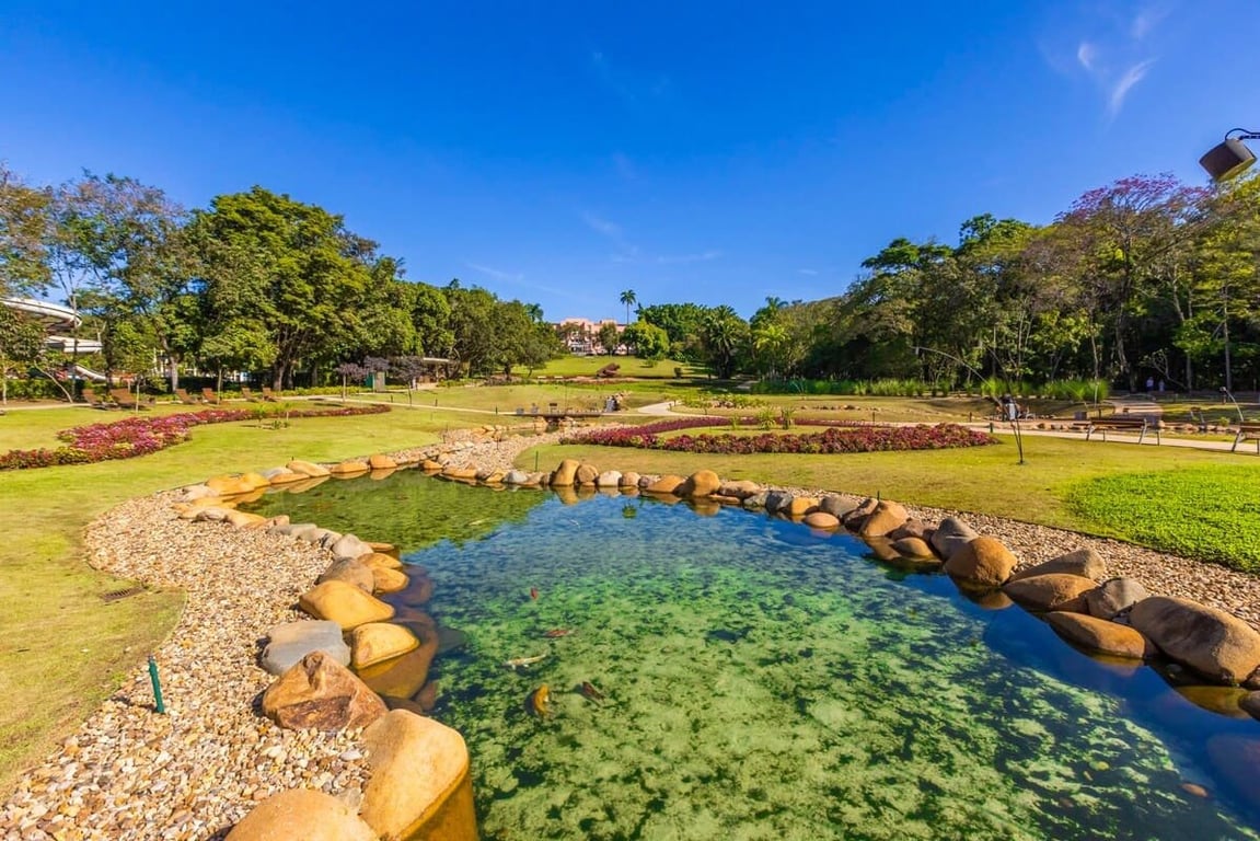 Parque Dr. Octávio Moura Andrade em Águas de São Pedro SP, com lago e vegetação vistos em perspectiva ampla