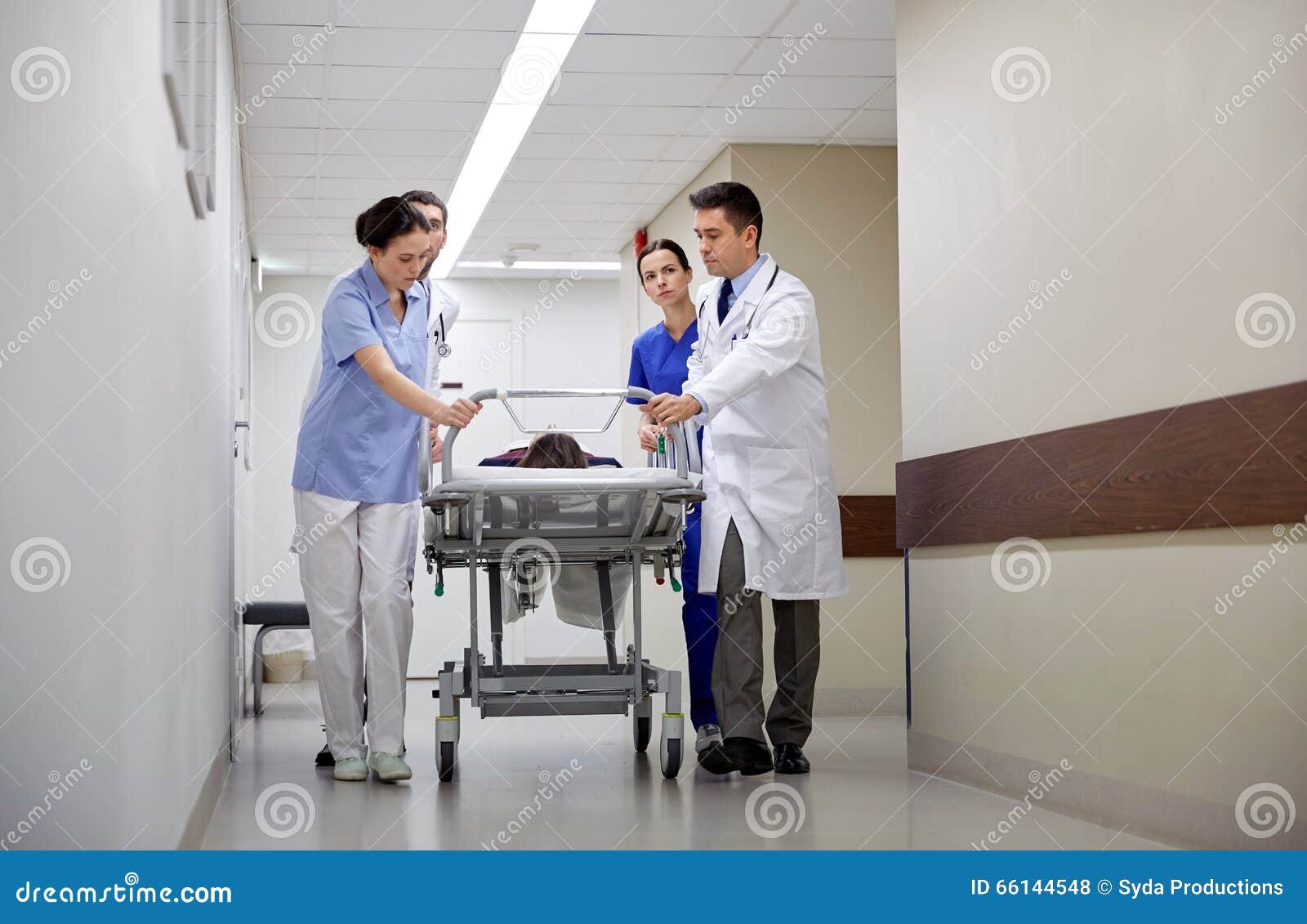 Equipe de profissionais de saúde em corredor hospitalar