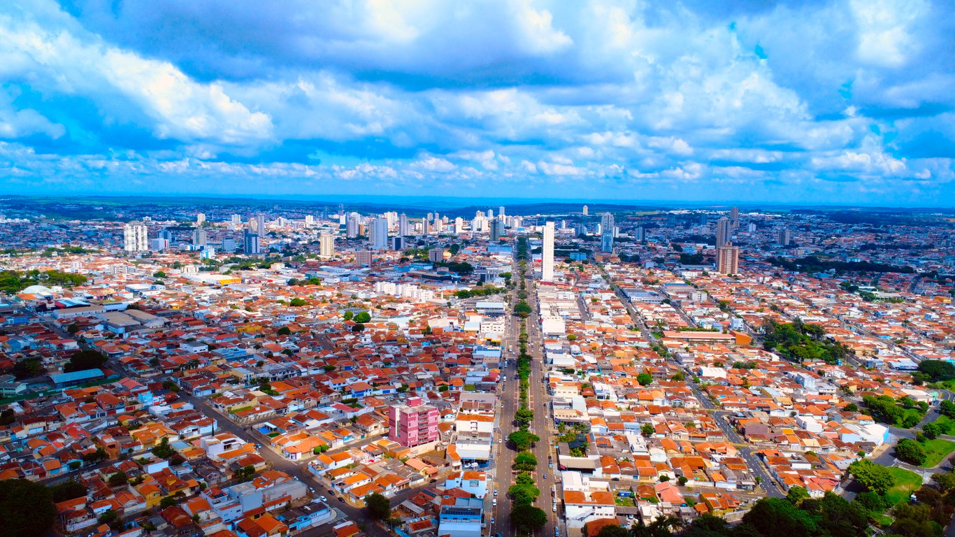 Vista aérea de Franca SP, com áreas residenciais e prédios do centro