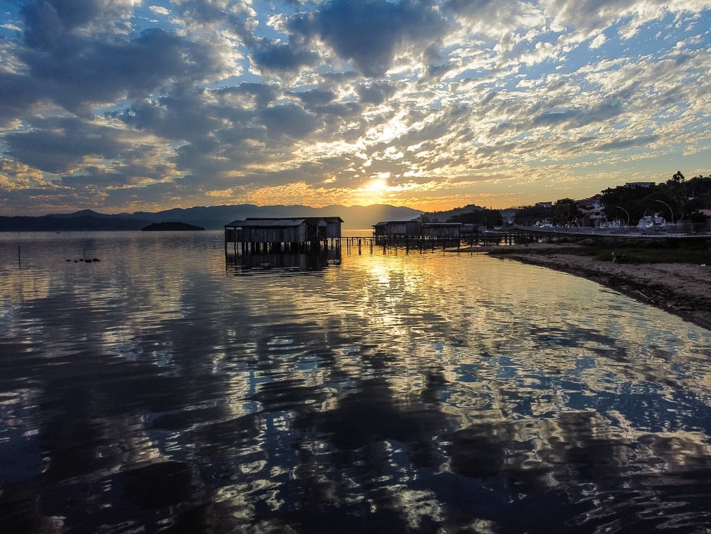 Vista aérea da Lagoa de Imaruí ao entardecer