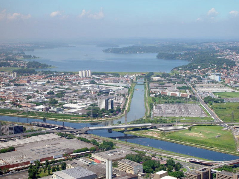 Vista aérea urbana de Itapecerica da Serra, com áreas verdes e adensamento urbano ao fundo