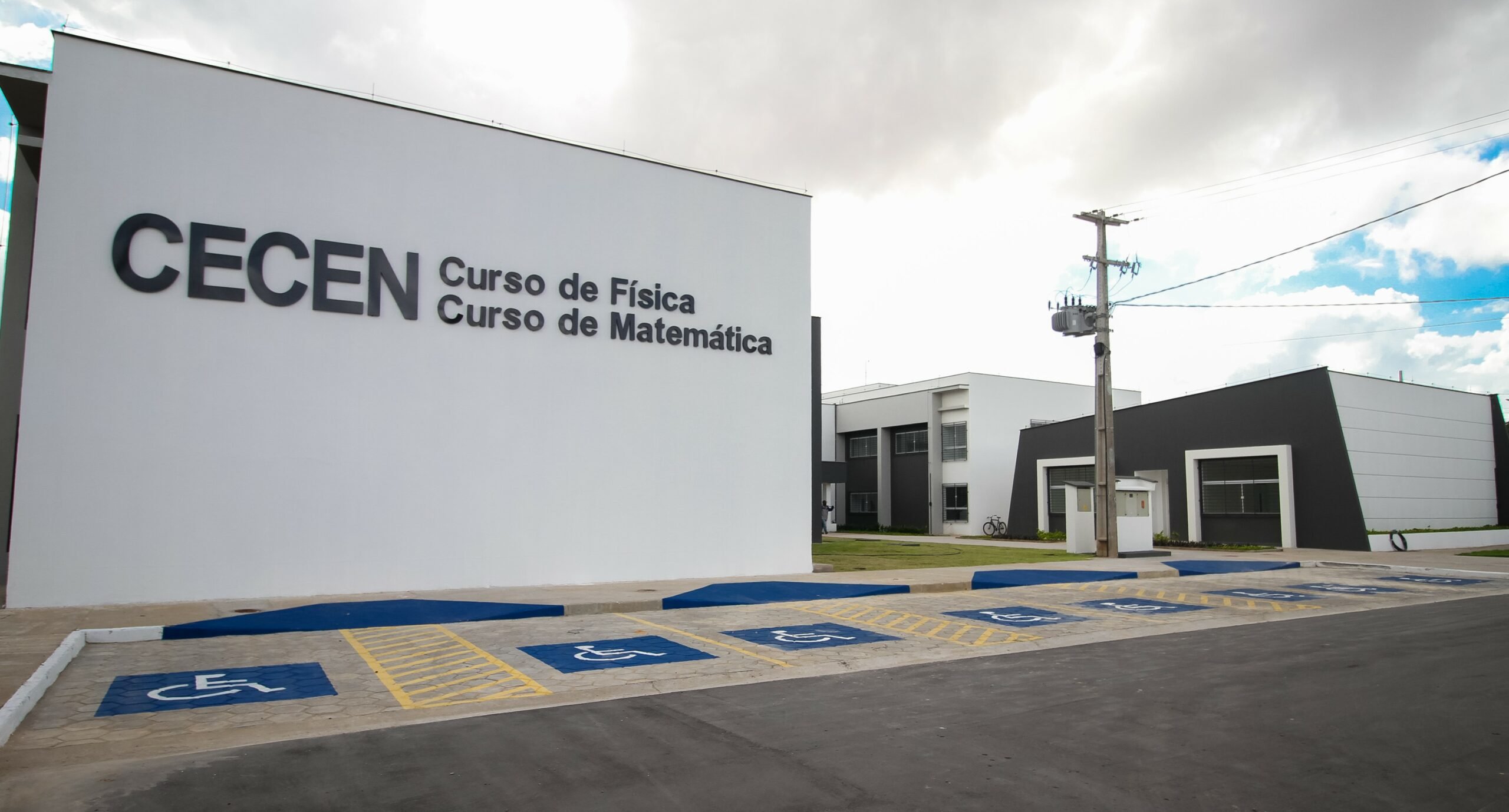 Fachada do campus da UEMA, em São Luís