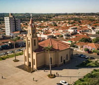 Vista aérea da igreja e da praça central de Potirendaba SP