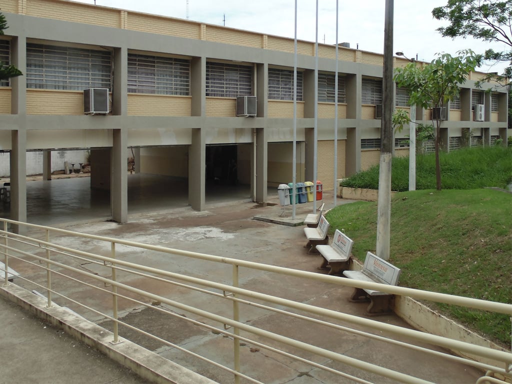Ambiente de faculdade de tecnologia em São Paulo, com espaços ao ar livre e convívio estudantil