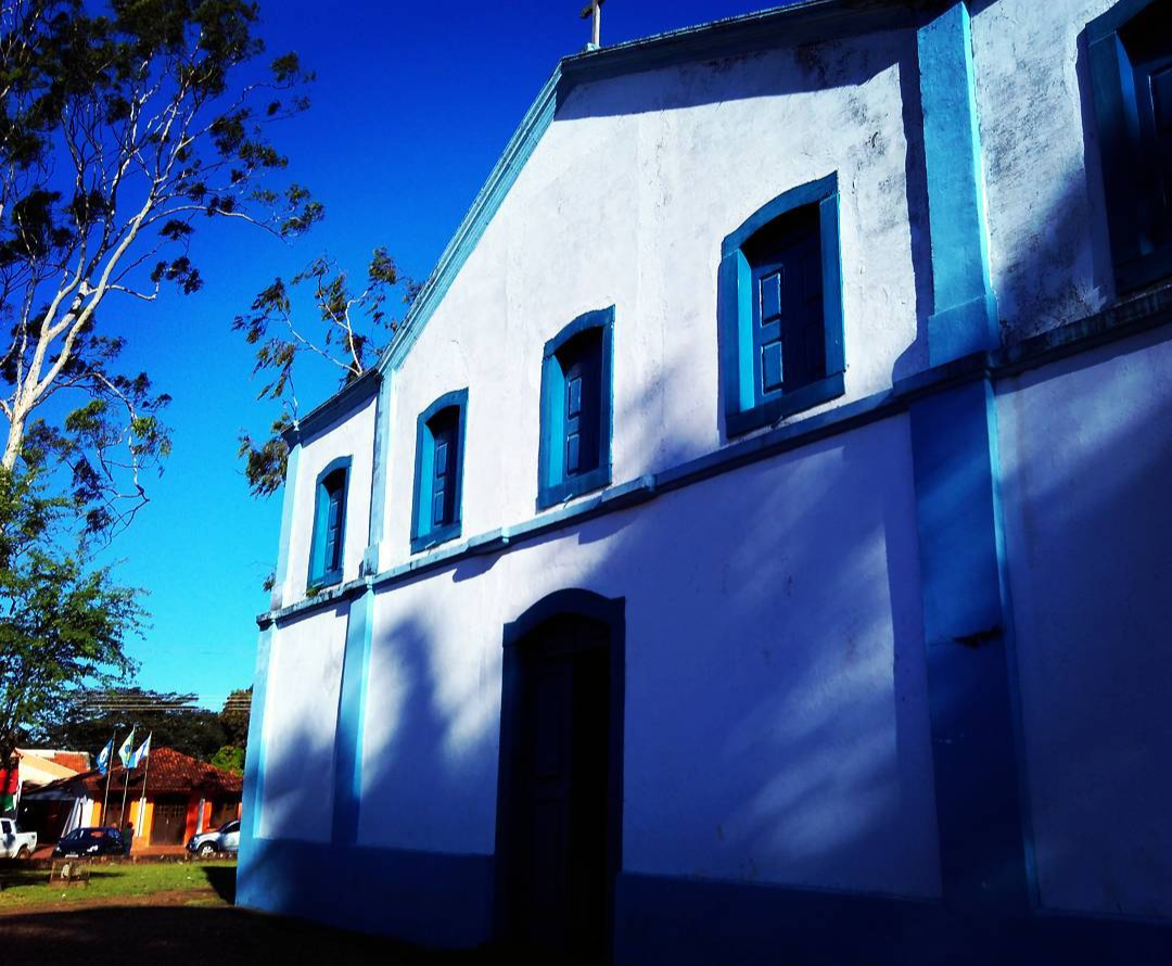 Casario e igreja no centro de Chapada dos Guimarães em dia ensolarado