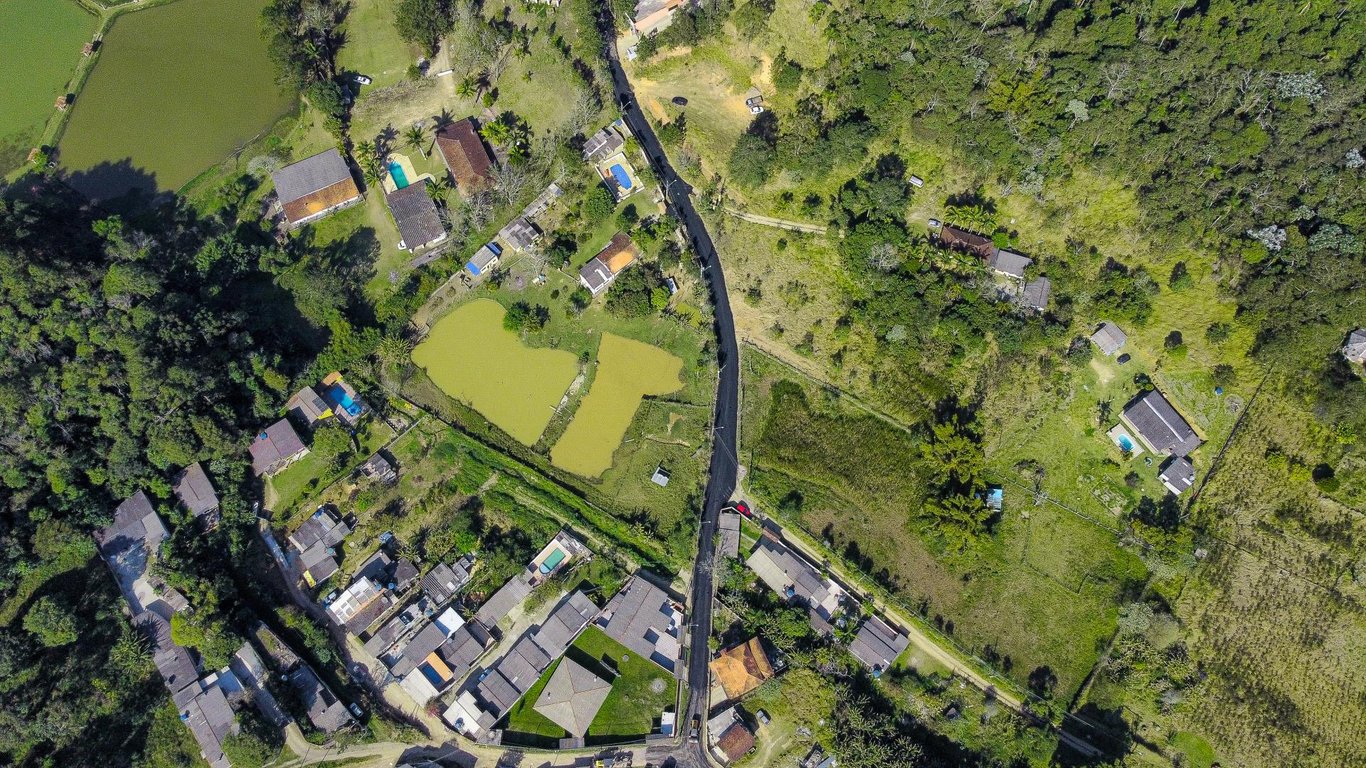 Vista aérea de Itapecerica da Serra, com áreas urbanas e vegetação