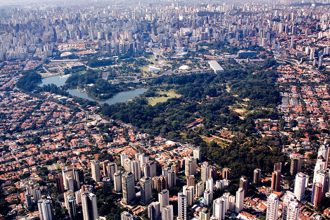 Vista aérea de São Paulo ao entardecer, com a região central e a Avenida Paulista ao fundo