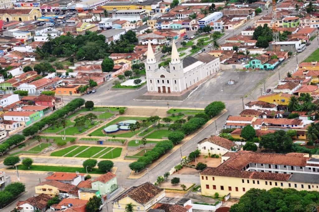 Vista aérea de Ceará-Mirim RN, com áreas residenciais e vegetação ao redor