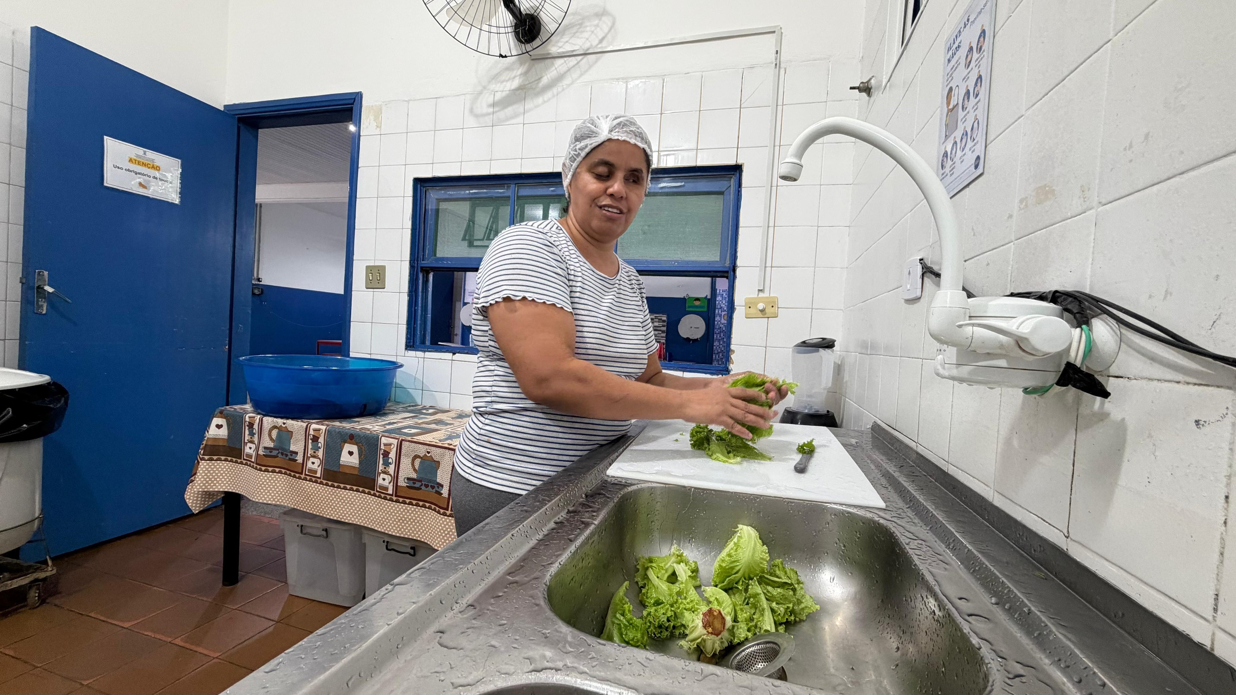 Rotina de preparo de alimentos em cozinha de escola (imagem ilustrativa)