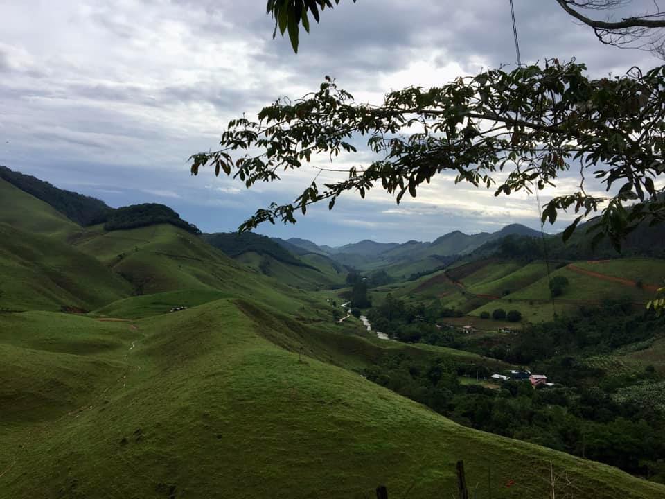 Paisagem de vales e montanhas em Alfredo Chaves ES