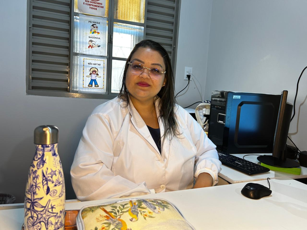 Profissionais de saúde em ambiente de Atenção Básica, atendimento humanizado
