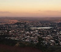 Vista panorâmica dos lagos urbanos e Serra de Santa Helena em Sete Lagoas MG.