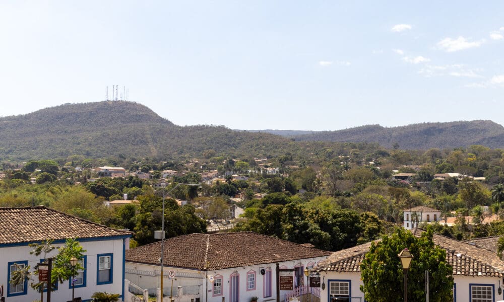 Vista panorâmica de Vila Propício GO, com morros ao fundo e céu aberto