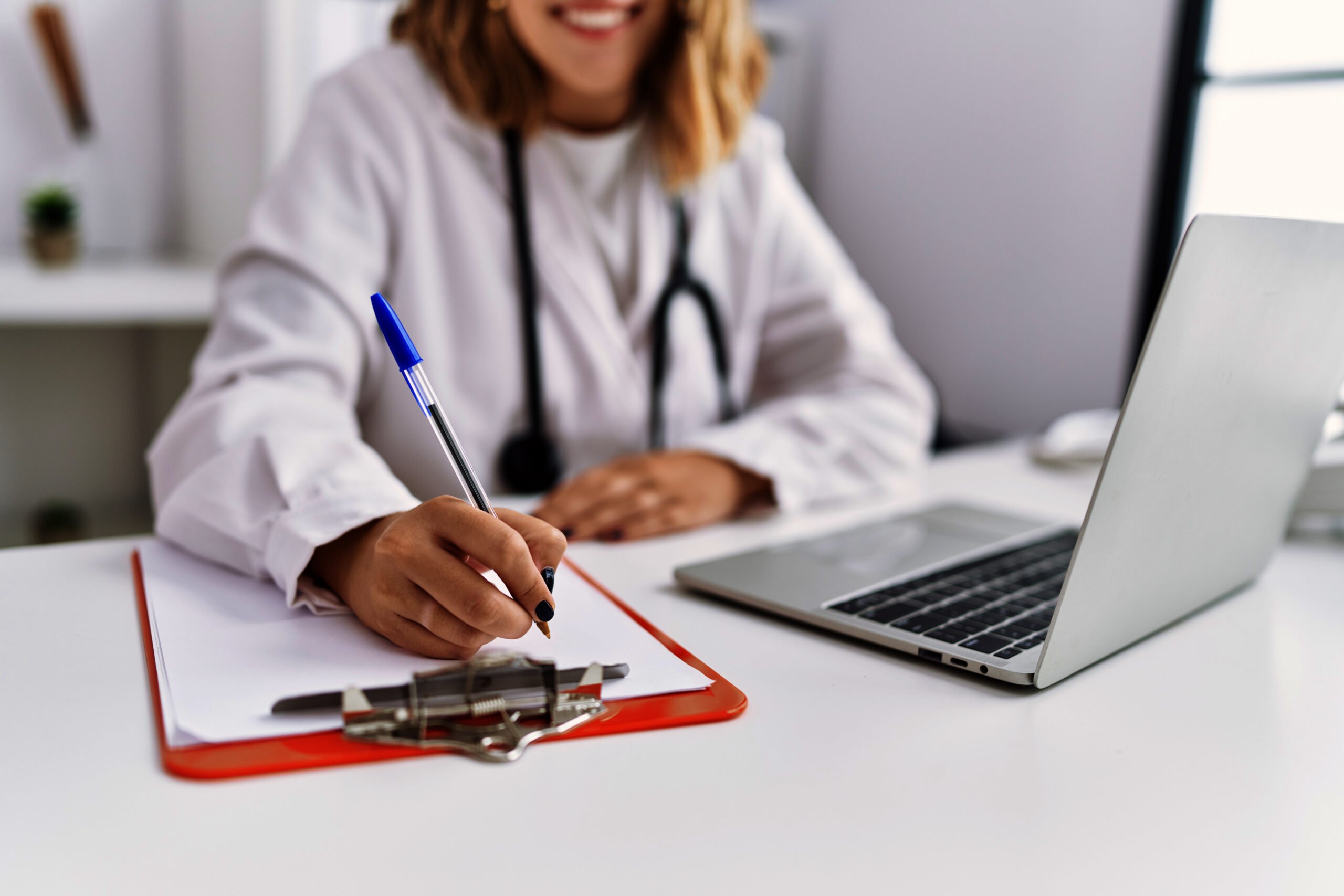 Profissional da saúde na Atenção Primária, com estetoscópio e prontuário