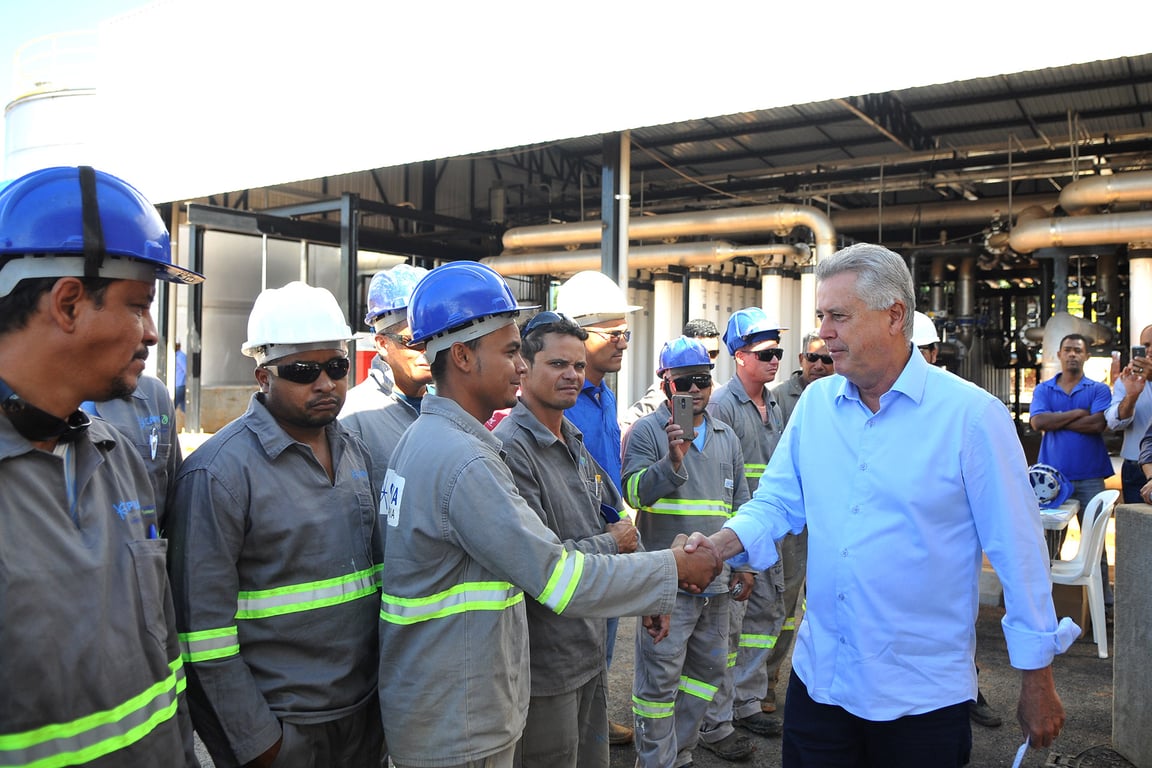 Estação de tratamento de água com trabalhadores em operação; infraestrutura típica de autarquia municipal