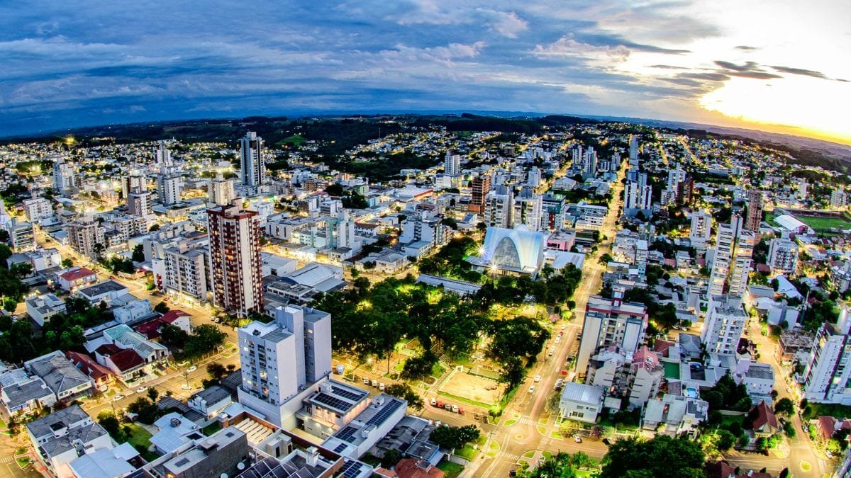 Vista urbana de Descanso SC ao entardecer