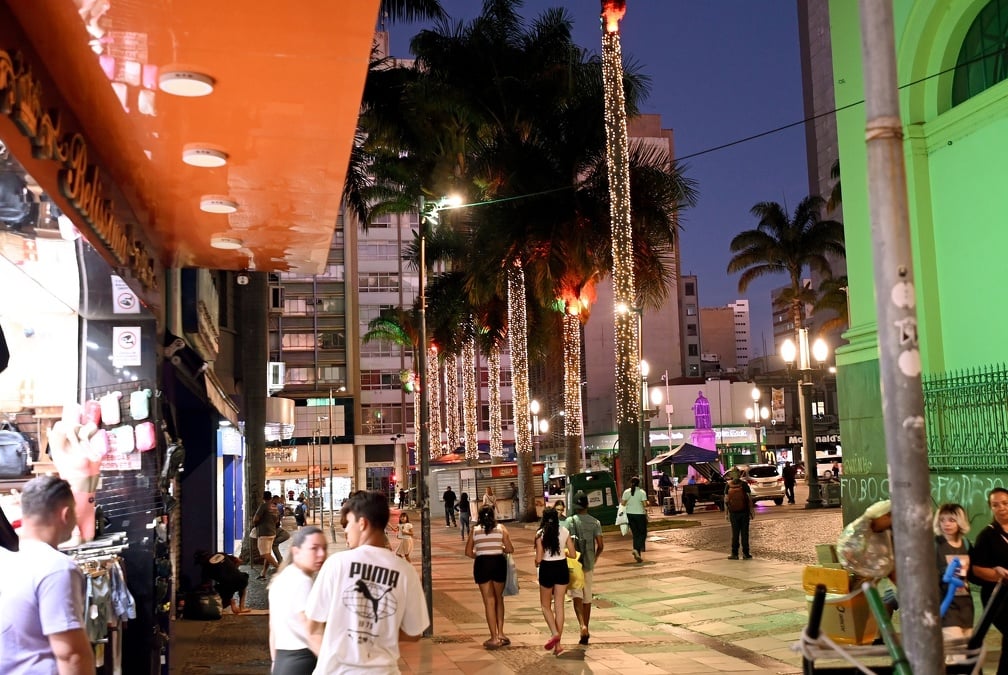 Região Metropolitana de Campinas ao entardecer, com prédios e vias expressas