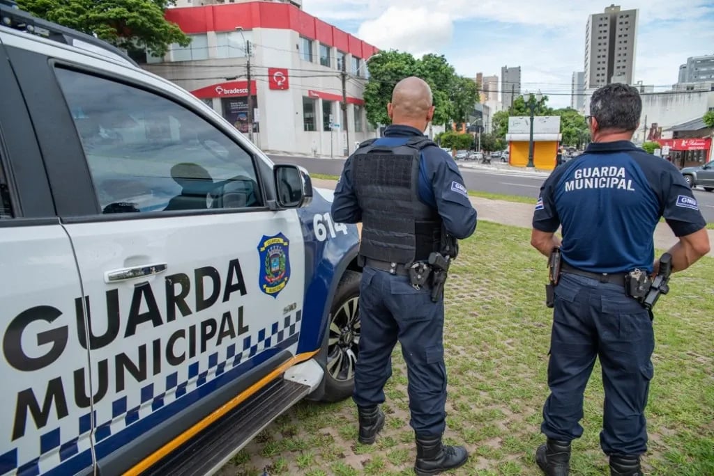 Imagem ilustrativa de guarda municipal em patrulhamento urbano