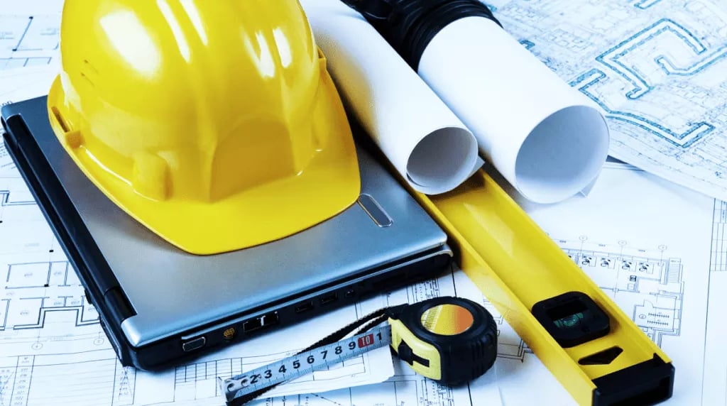 Ambiente profissional com plantas e capacete de engenharia