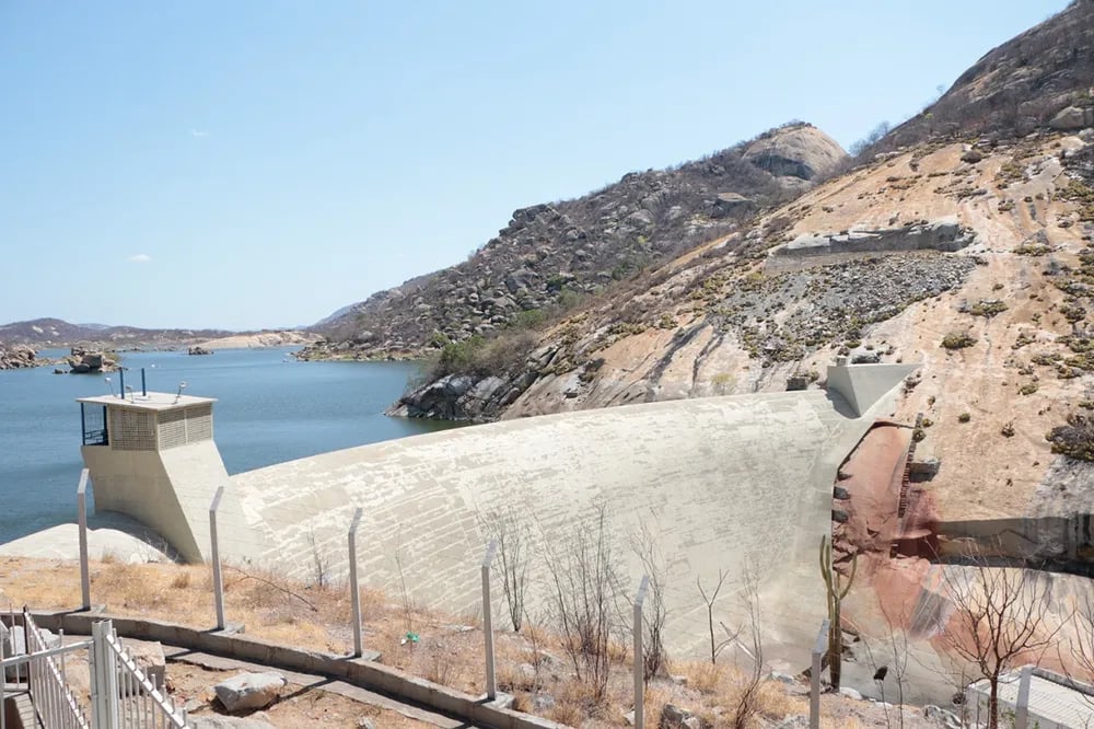Açude Gargalheiras em Acari, RN, com a parede do açude e morros ao fundo