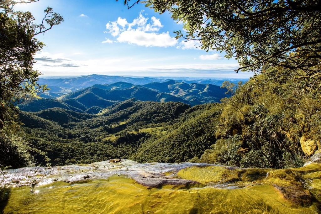 Paisagem do Parque Estadual do Ibitipoca ao entardecer, com trilhas e montanhas