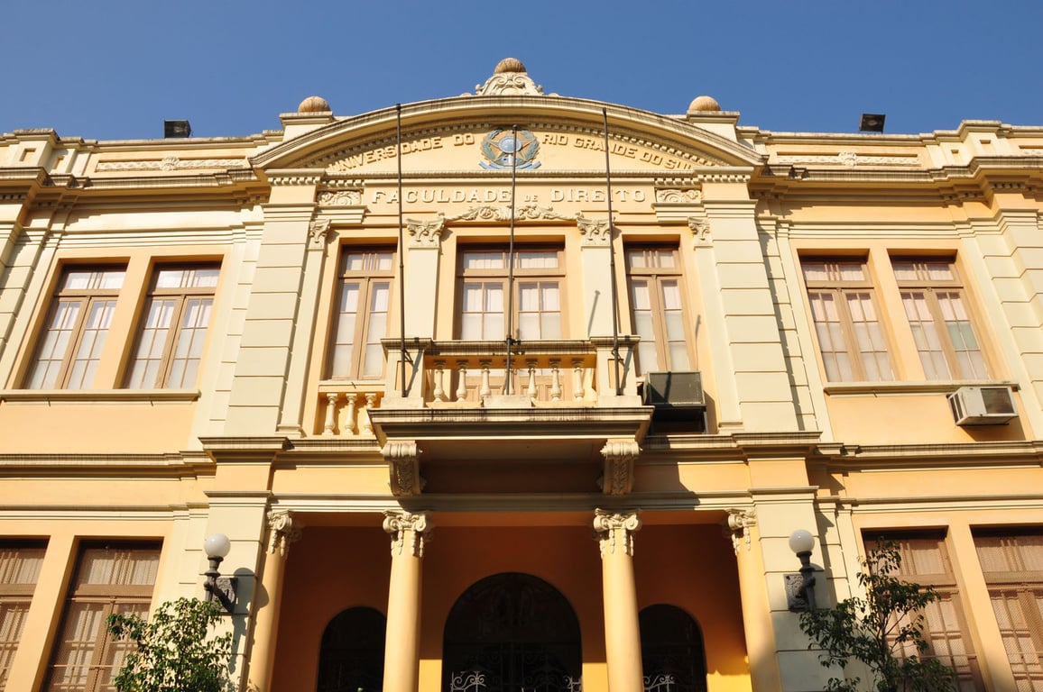 É uma imagem do post com o título Concurso Universidade Federal de Pelotas UFPel abre 22 vagas para professor