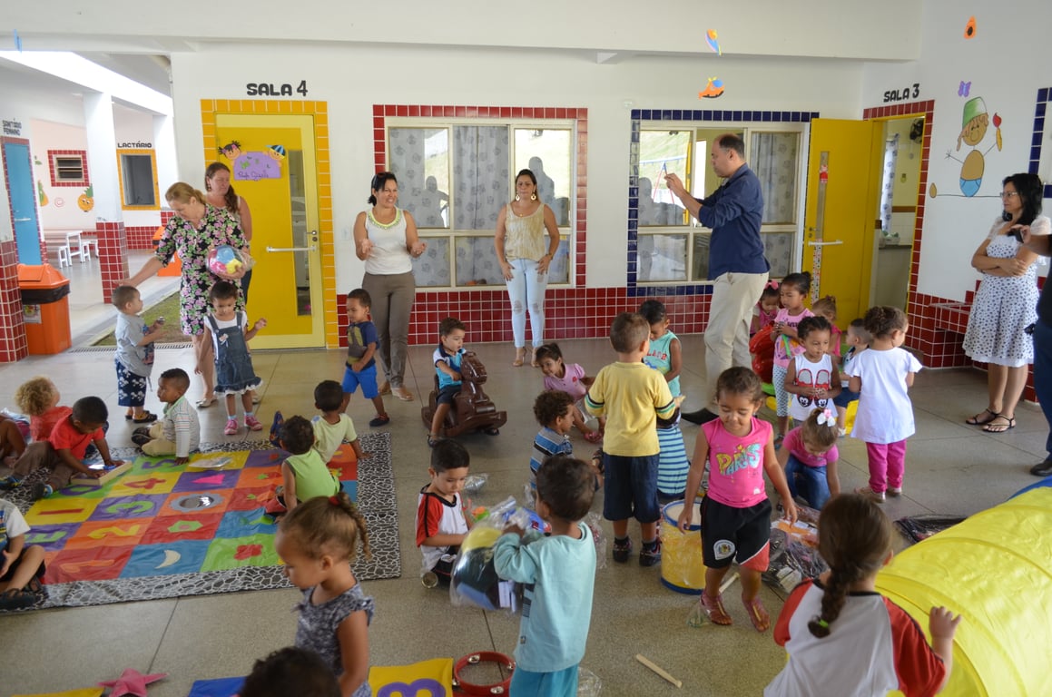 Sala de creche no Brasil com brinquedos pedagógicos e materiais coloridos