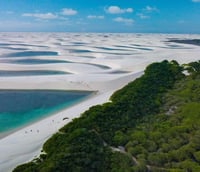 Vista aérea das dunas e lagoas dos Lençóis Maranhenses, ícone turístico do litoral maranhense.