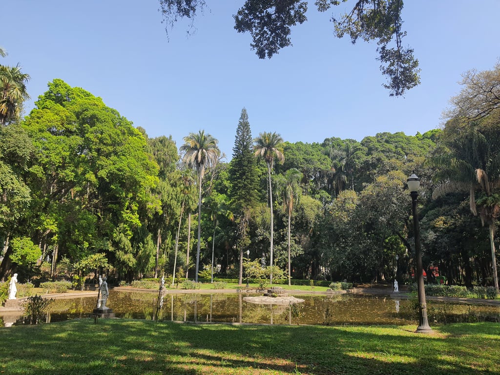 Praça central arborizada no interior paulista