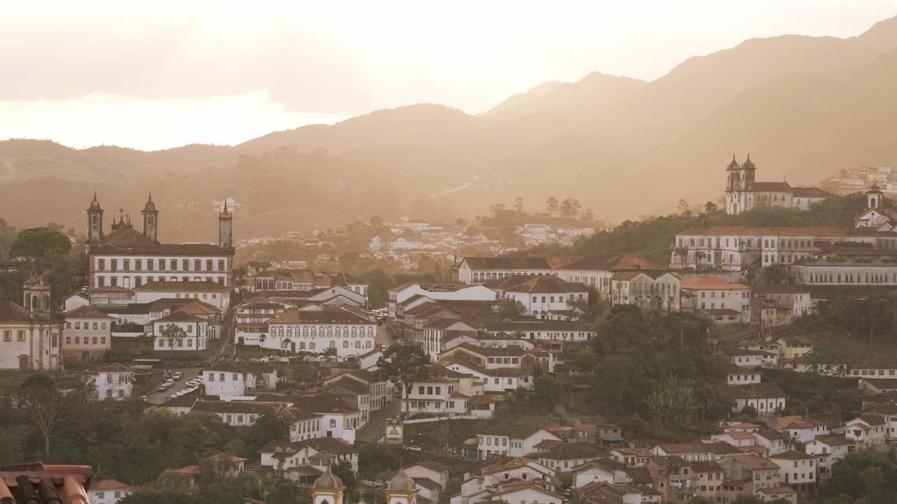 Vista panorâmica de Ouro Preto, com igrejas coloniais e montanhas ao fundo