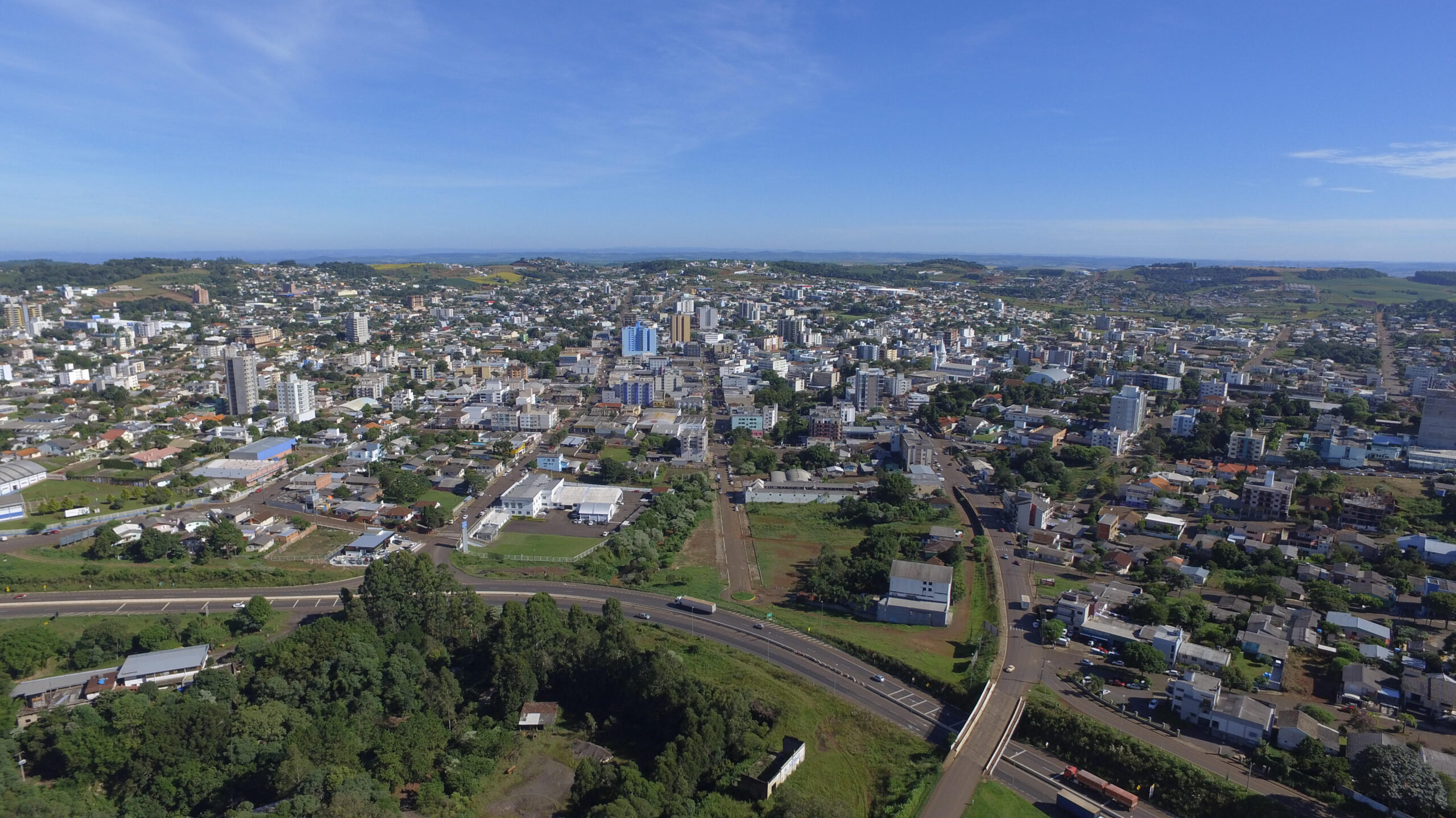 Vista aérea do centro de Xanxerê, com traçado urbano e áreas verdes