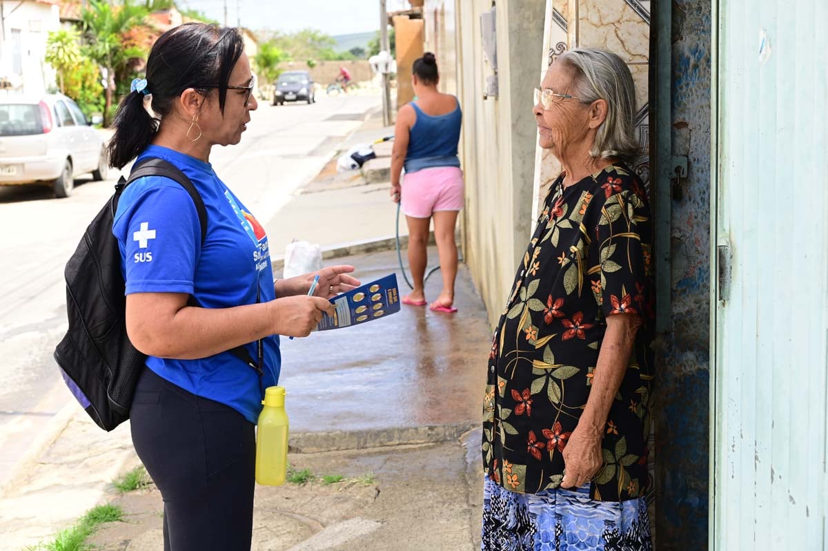 Agentes comunitários de saúde em visita domiciliar no Brasil