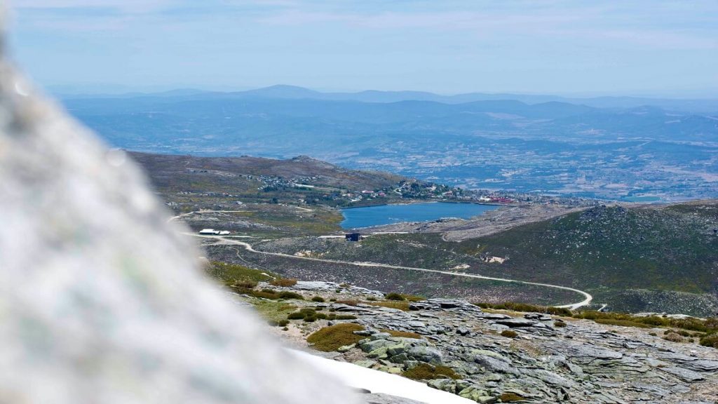 Vista panorâmica do Vale do Paraíba, com a Serra da Mantiqueira ao fundo e áreas urbanas ao nível do vale
