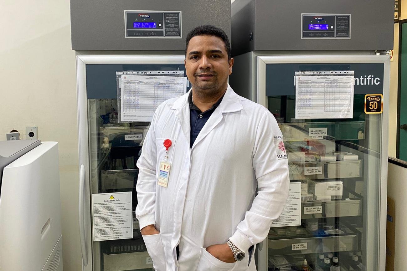 Profissional farmacêutico em ambiente de laboratório