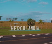 Entrada da cidade de Herculândia SP, interior paulista, com paisagem urbana ao fundo