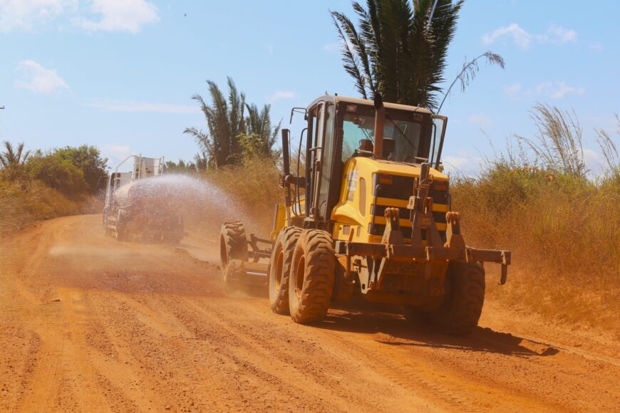 Motoniveladora em estrada rural