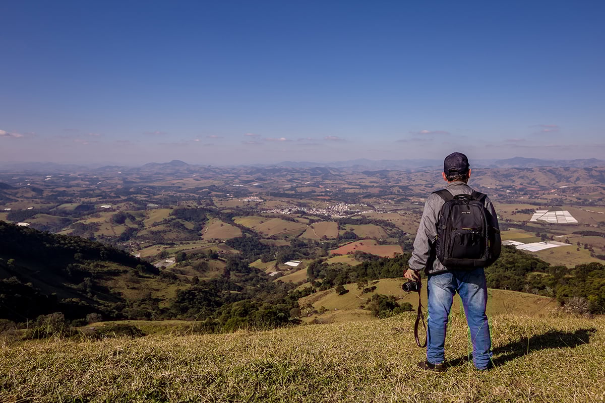 Vista panorâmica de Estiva MG, no Circuito Serras Verdes, com morros ao fundo
