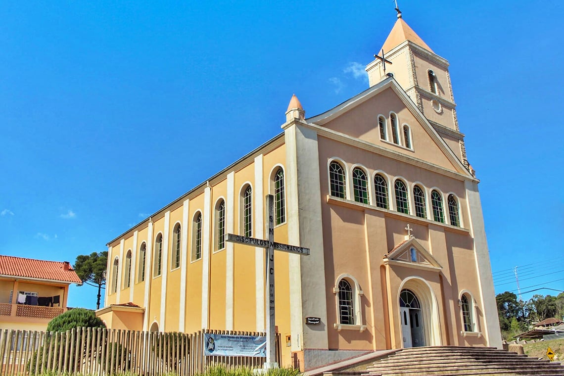 Fachada da Prefeitura Municipal de Agudos do Sul em dia claro